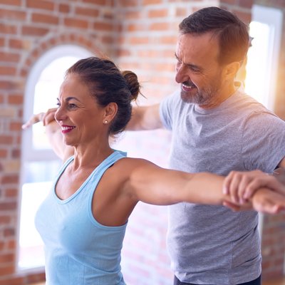 trainer-hilft-frau-bei-u-bung