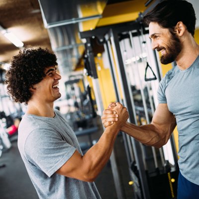 maenner-haende-fitnessstudio